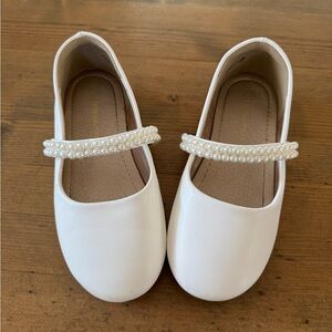 Elegant White Kids Shoes with Pearl Strap